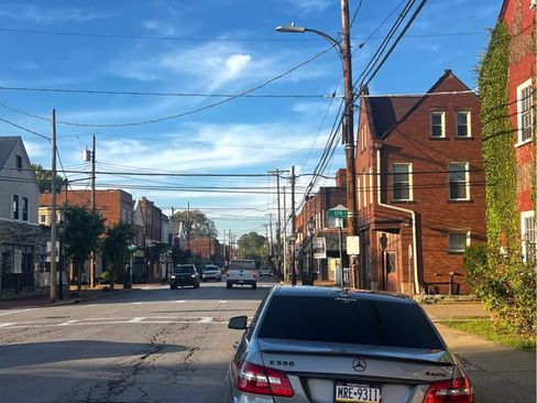 Used 2011 Mercedes-Benz E 550 4MATIC Sedan image 1