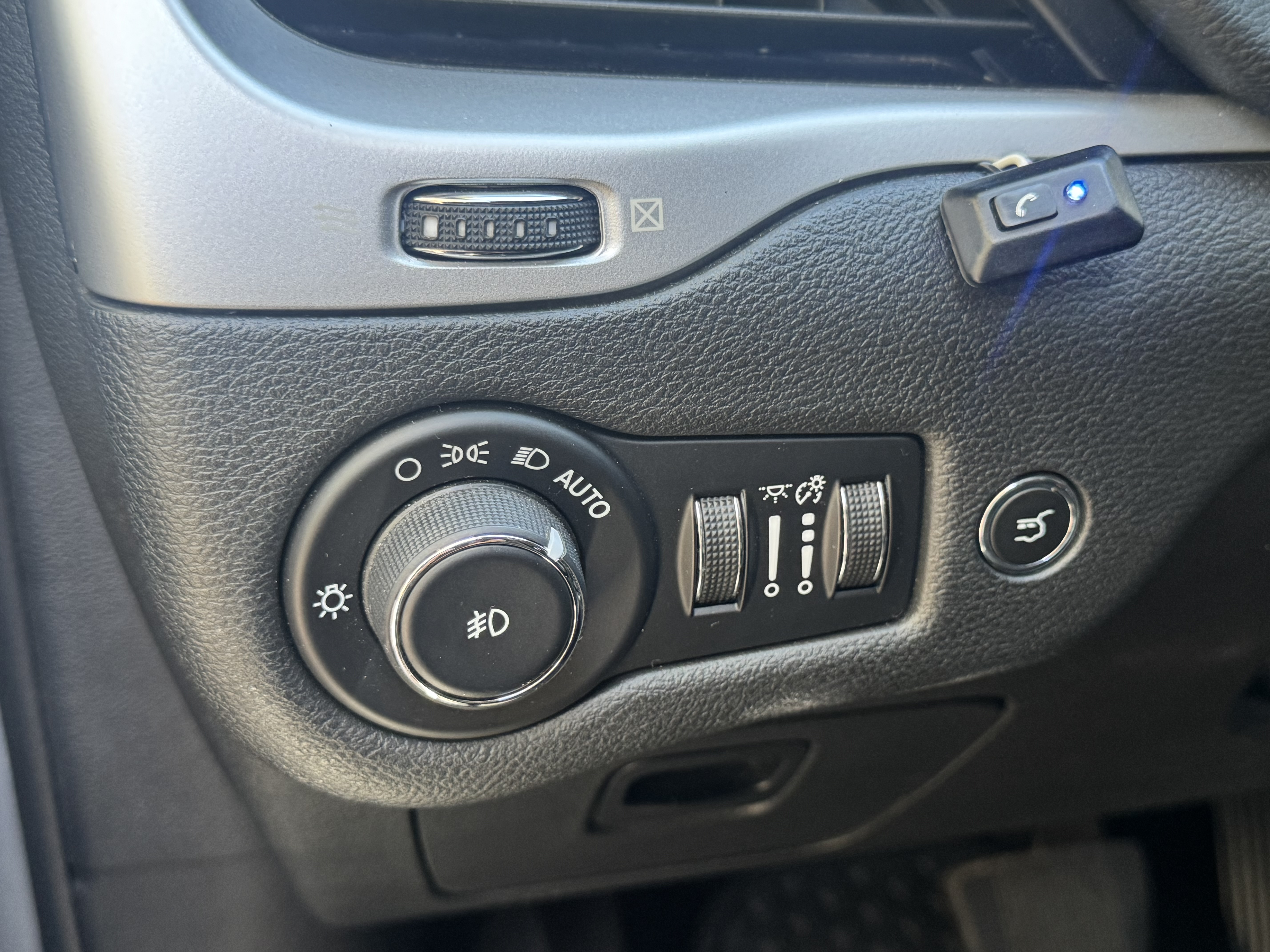 Used 2016 Jeep Cherokee Trailhawk w/ Comfort/Convenience Group AWD/4WD image 21