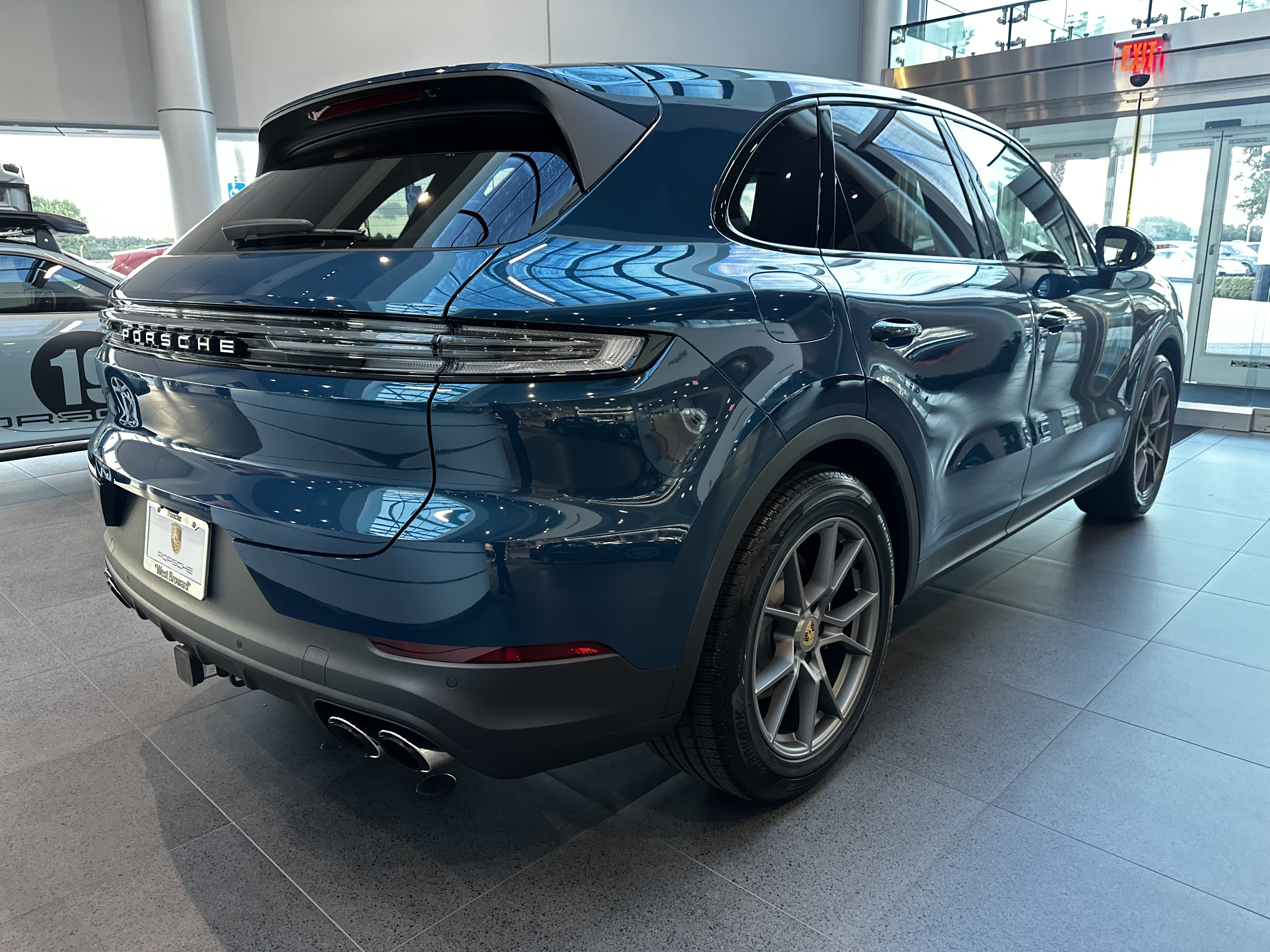 Used 2024 Porsche Cayenne AWD/4WD image 2
