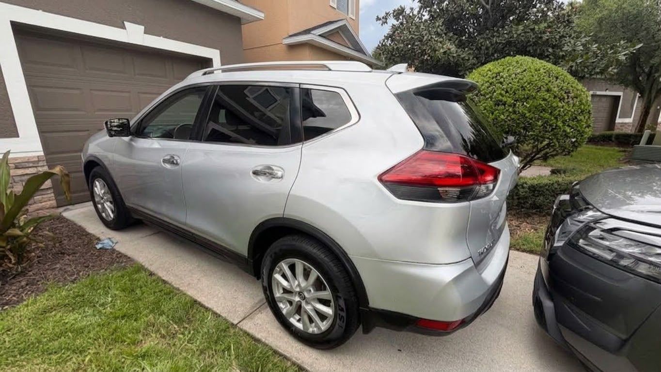 Used 2018 Nissan Rogue SV w/ Premium Package FWD image 2