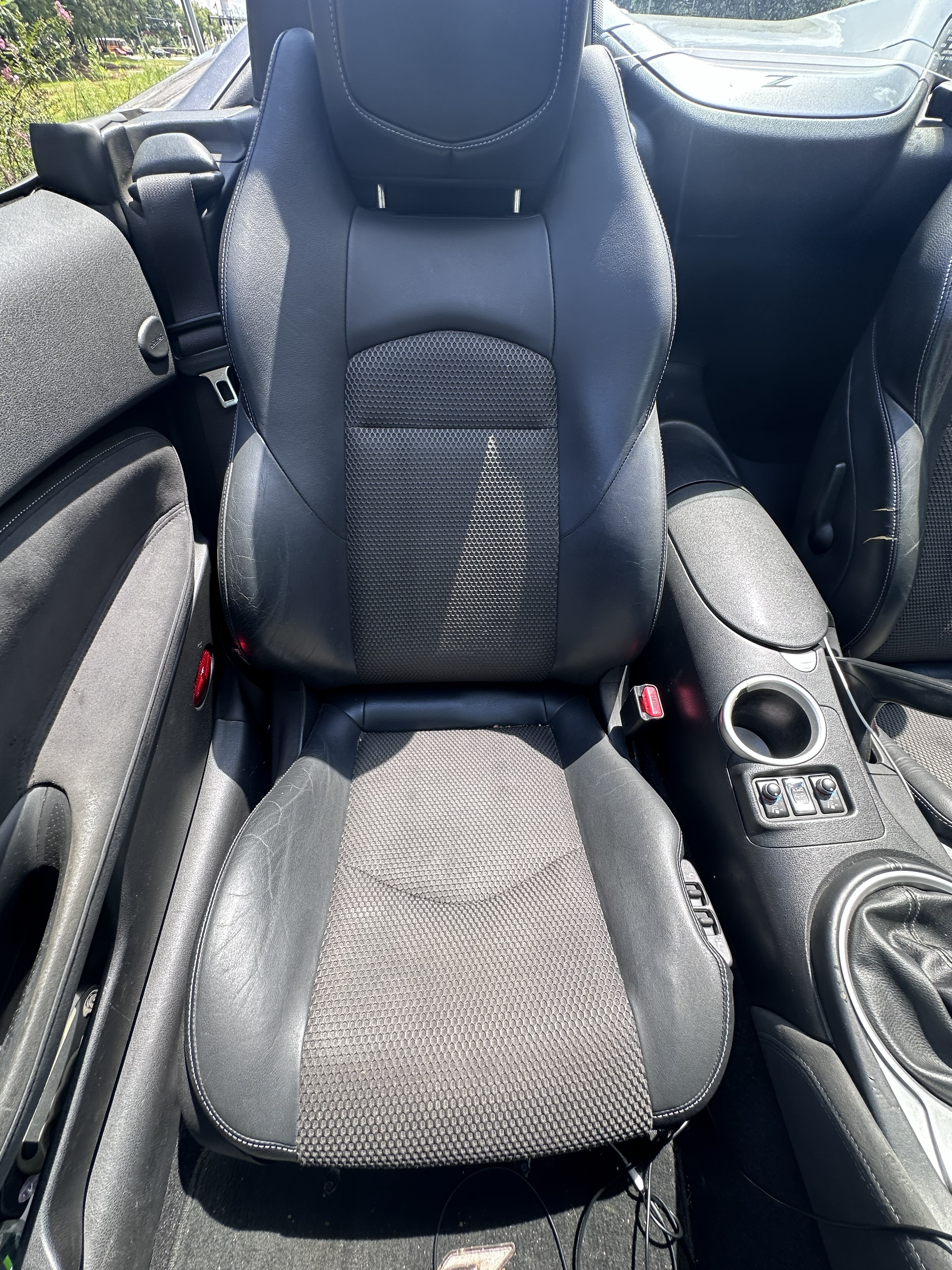 Used 2012 Nissan 370Z Touring RWD image 2