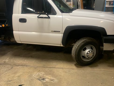 Used 2006 Chevrolet Silverado 3500 4x4 Regular Cab w/ Snow Plow Prep Package image 10