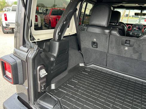 Used 2021 Jeep Wrangler Unlimited Rubicon w/ Xtreme Recon 35" Tire Package image 9