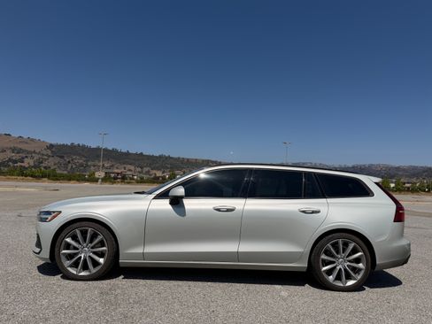 Used 2020 Volvo V60 T5 Momentum w/ Protection Package Premier FWD image 2