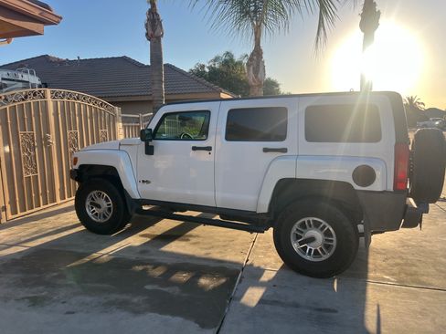 Used 2006 HUMMER H3 image 2