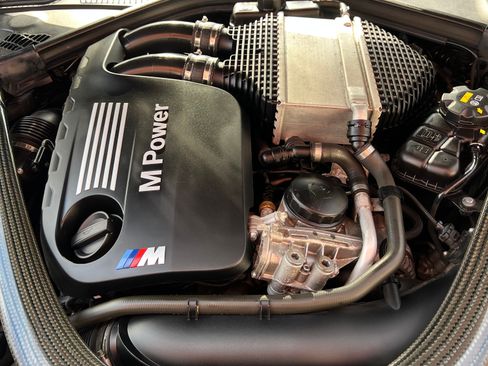 Used 2018 BMW M4 Convertible image 2