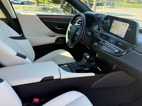 Used 2025 Lexus ES 300h w/ Premium Package FWD image 11