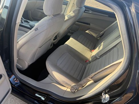 Used 2017 Ford Fusion SE w/ Fusion SE Technology Package image 9