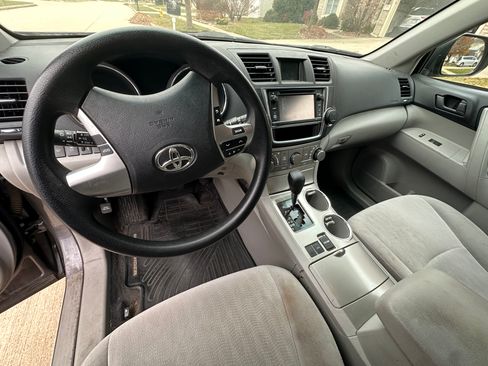 Used 2013 Toyota Highlander FWD image 4