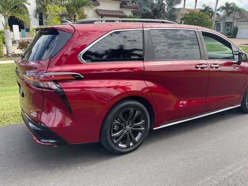 Used 2022 Toyota Sienna XSE w/ XSE Plus Package FWD image 11