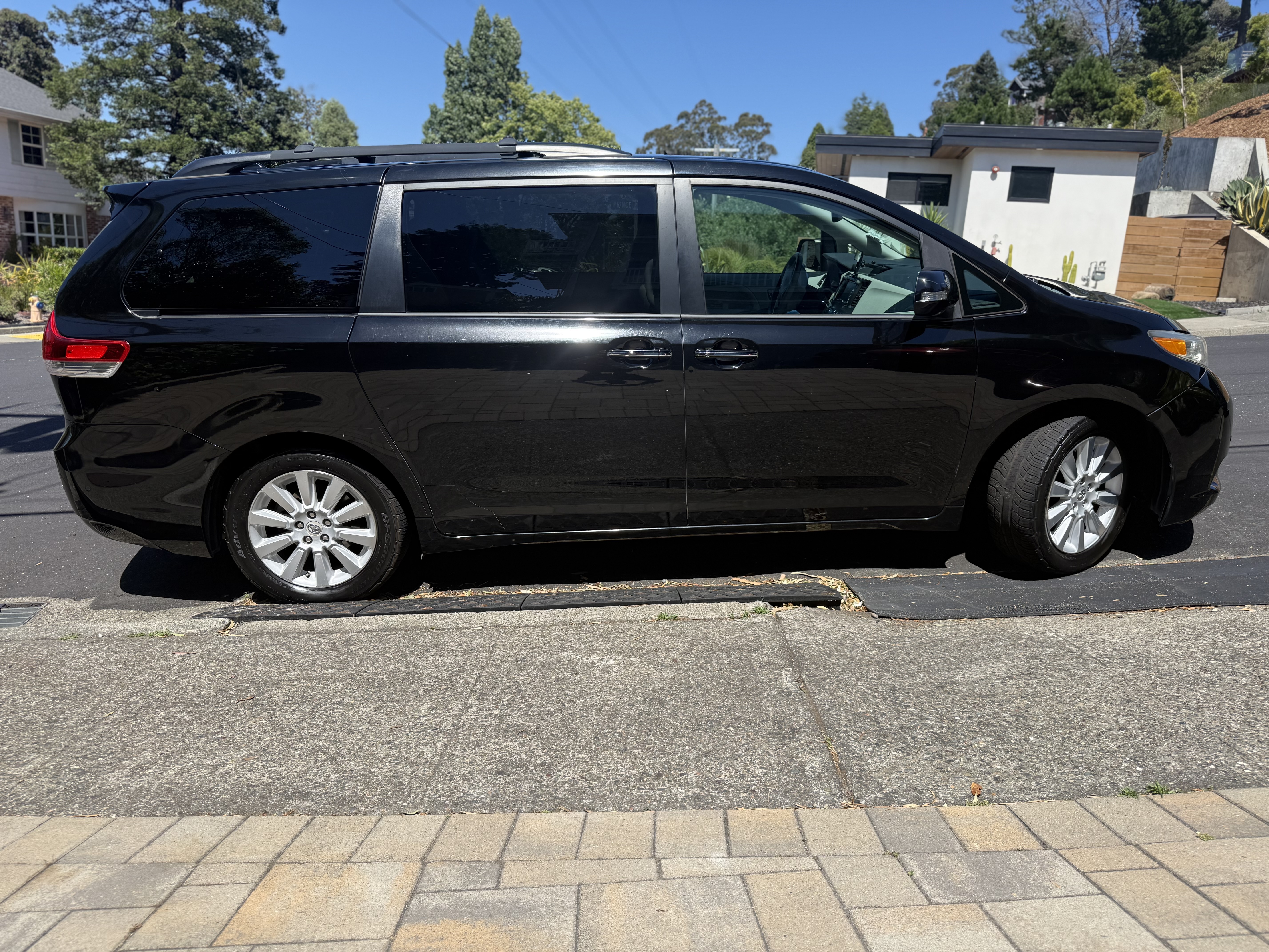 Used 2013 Toyota Sienna Limited w/ Premium Pkg FWD image 2