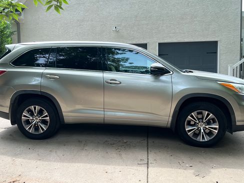 Used 2014 Toyota Highlander XLE AWD/4WD image 6