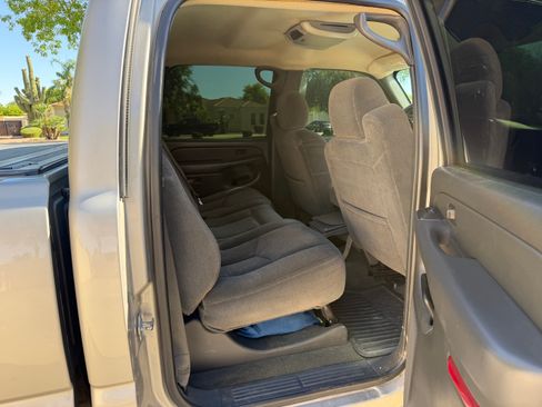 Used 2006 Chevrolet Silverado 2500 LT w/ Onstar Plus Package AWD/4WD image 10