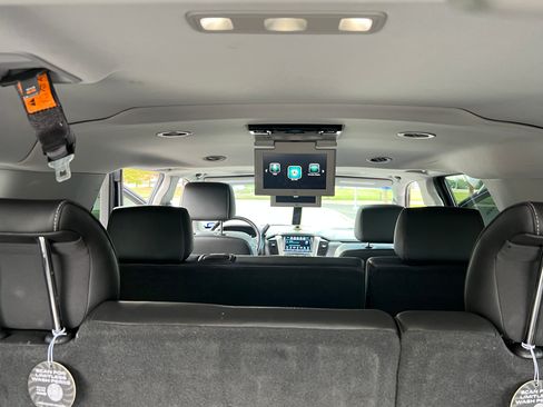 Used 2017 Chevrolet Suburban LT RWD image 25