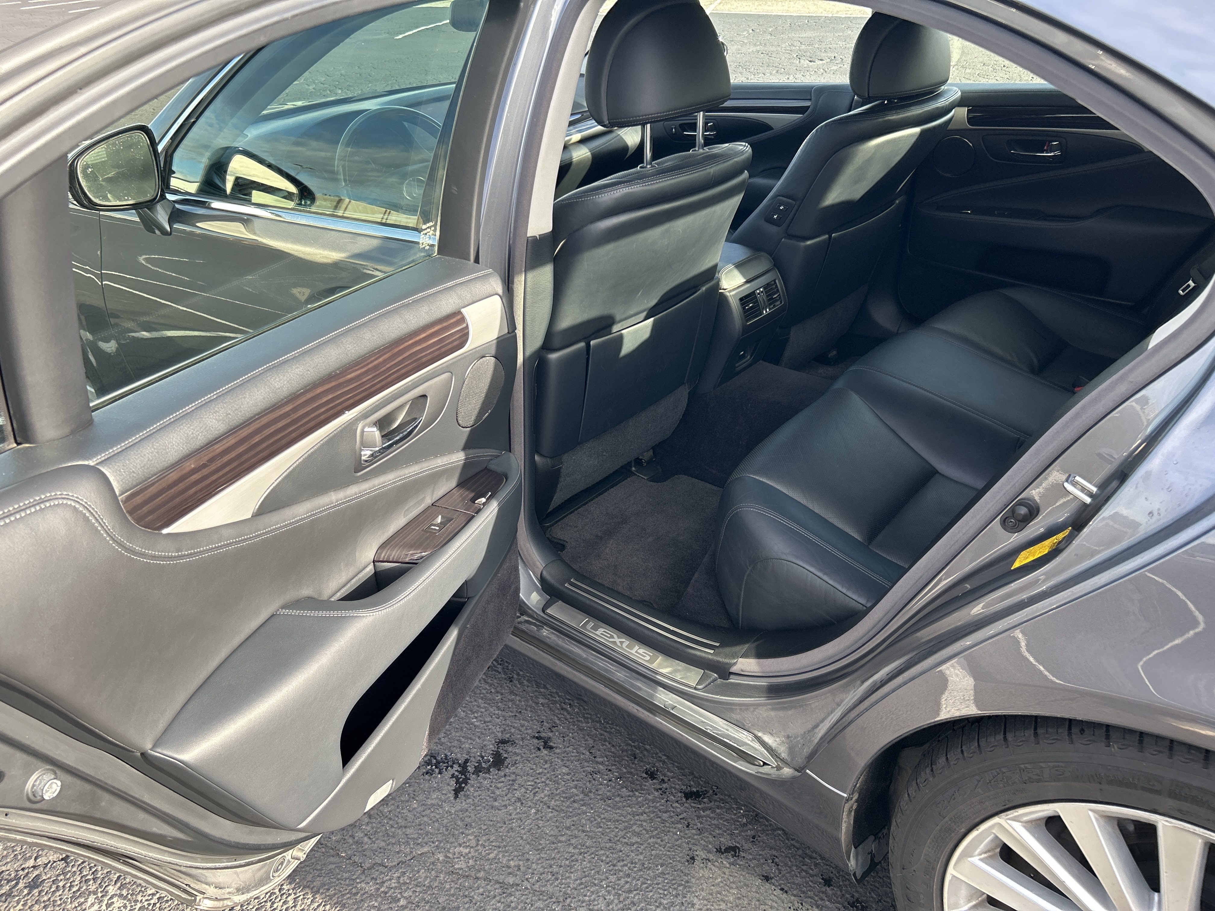 Used 2014 Lexus LS 460 AWD w/ Comfort Package image 8