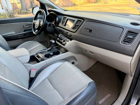 Used 2017 Kia Sedona LX w/ LX Essentials Premium Package image 9