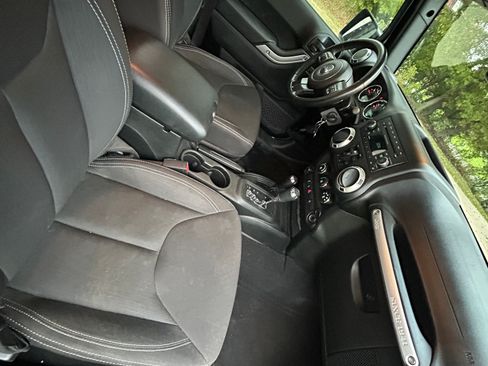 Used 2018 Jeep Wrangler Unlimited Sahara AWD/4WD image 18