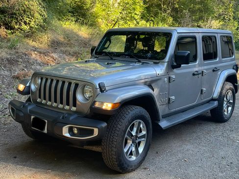 Used 2018 Jeep Wrangler Unlimited Sahara AWD/4WD image 10