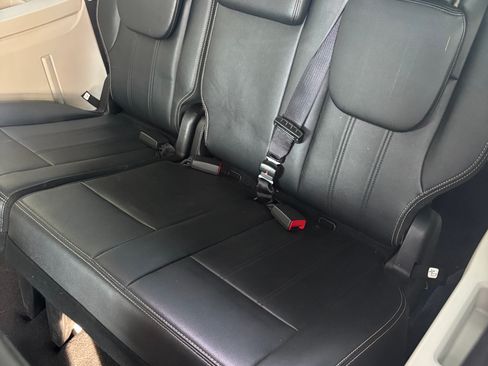 Used 2016 Chrysler Town & Country Touring image 10