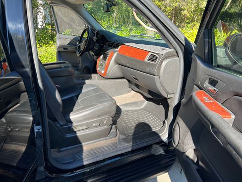 Used 2009 Chevrolet Suburban 2500 LT AWD/4WD image 24