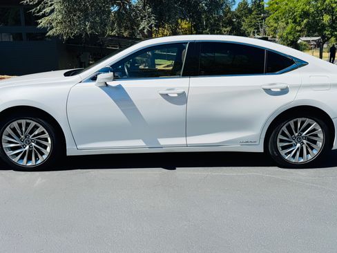 Used 2019 Lexus ES 300h w/ Accessory Package 2 FWD image 12