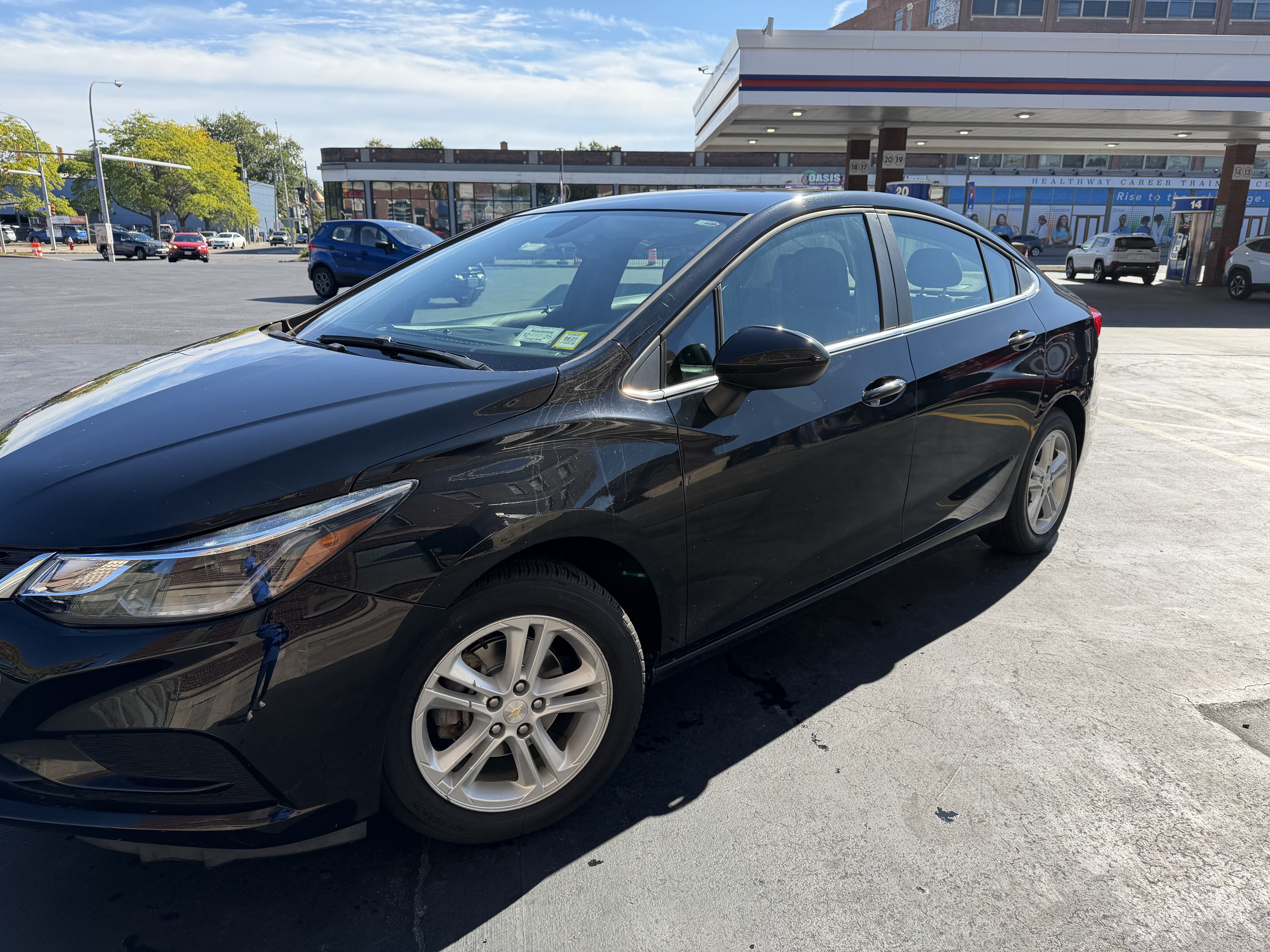 Used 2018 Chevrolet Cruze LT w/ Convenience Package FWD image 2