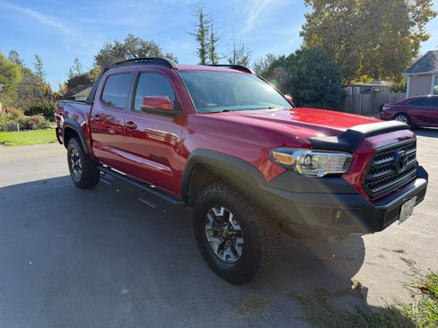Used 2017 Toyota Tacoma TRD Off-Road image 4