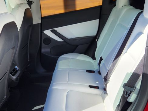 Used 2022 Tesla Model Y Performance image 12