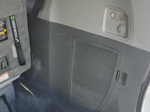 Used 2015 Toyota Sienna LE image 23