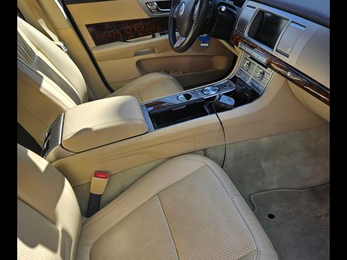 Used 2011 Jaguar XF Premium image 6