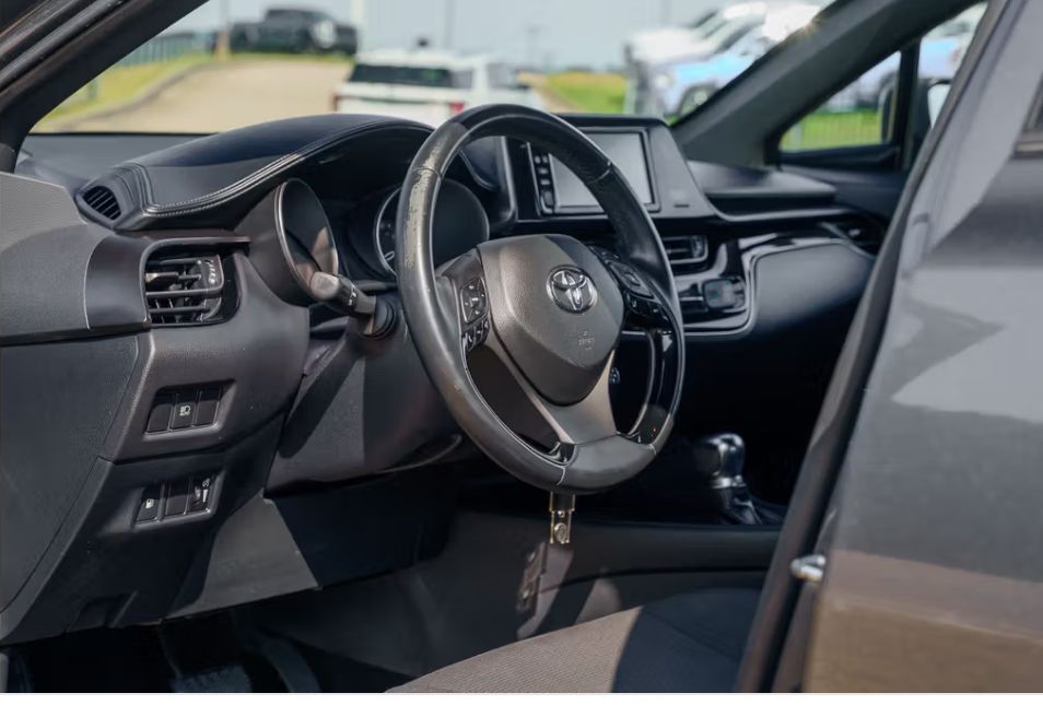 Used 2018 Toyota C-HR XLE FWD image 11