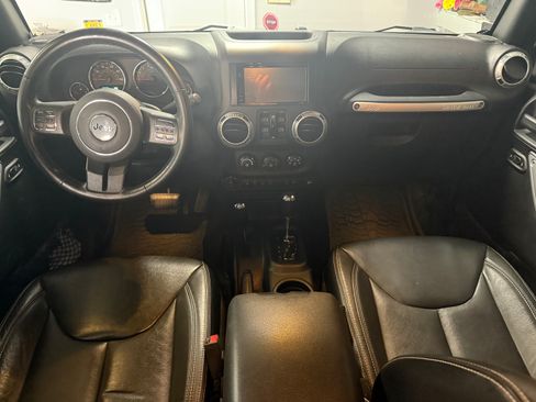 Used 2017 Jeep Wrangler Unlimited Sahara w/ Connectivity Group AWD/4WD image 8