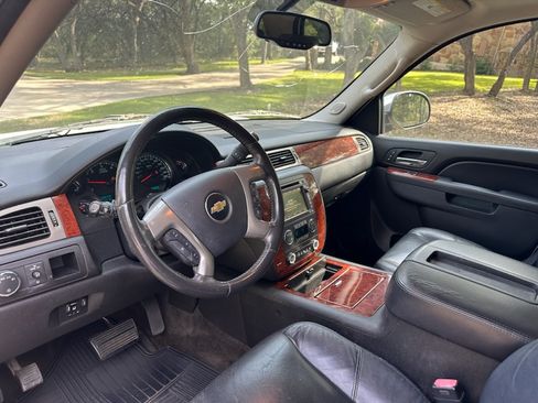 Used 2011 Chevrolet Tahoe LTZ RWD image 5