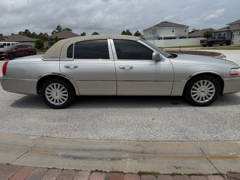 Used 2003 Lincoln Town Car Executive RWD image 5