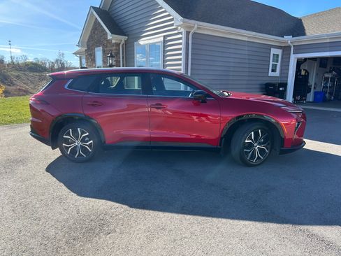 Used 2025 Toyota Crown Signia image 2