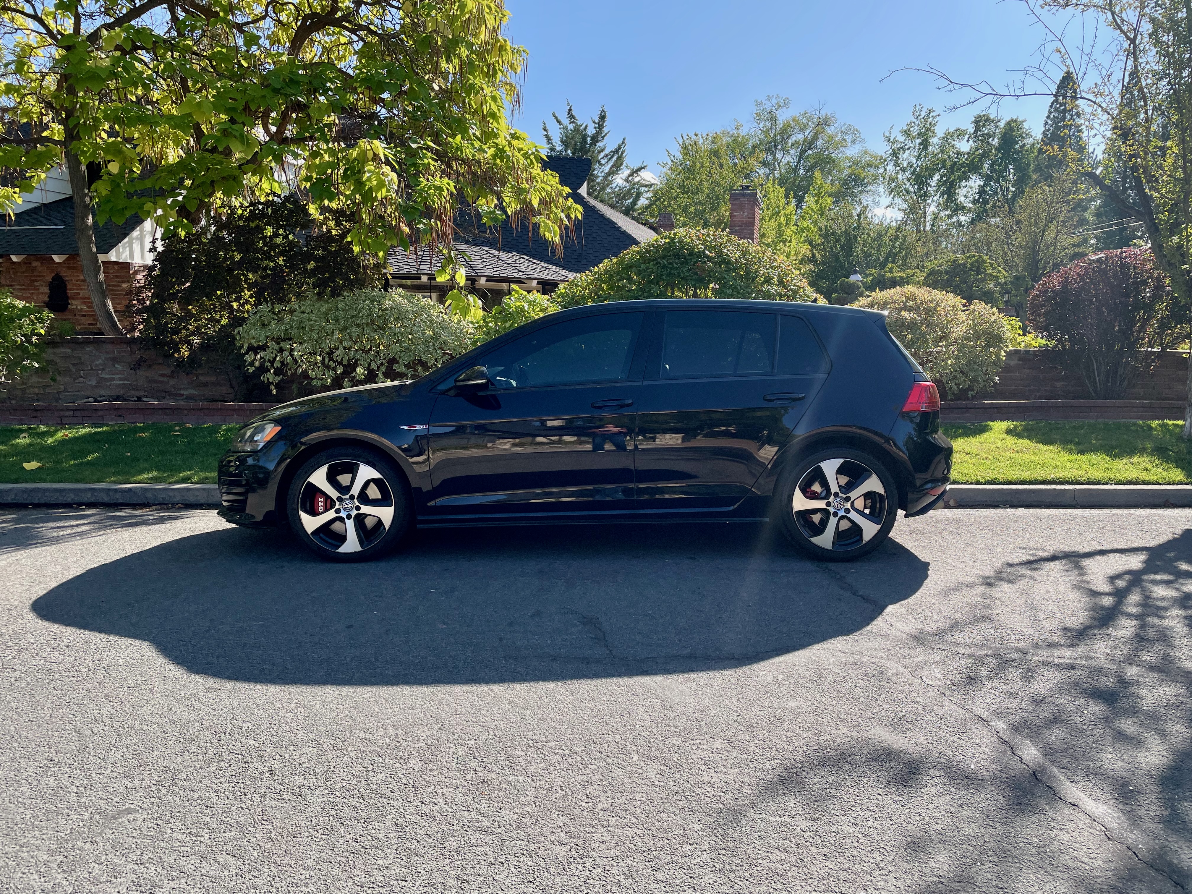 Used 2016 Volkswagen GTI Autobahn w/ Lighting Package (SEL) FWD image 1