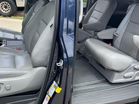 Used 2018 Toyota Sienna XLE Premium w/ Carpet Mat Package FWD image 16