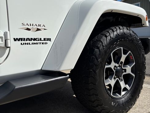 Used 2017 Jeep Wrangler Unlimited Sahara w/ Connectivity Group AWD/4WD image 11