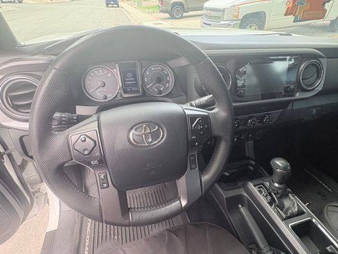 Used 2019 Toyota Tacoma TRD Off-Road w/ Technology Package AWD/4WD image 28