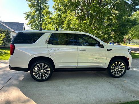 Used 2021 GMC Yukon Denali w/ Denali Premium Package AWD/4WD image 8