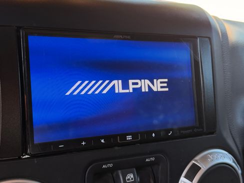 Used 2013 Jeep Wrangler Unlimited Rubicon image 11