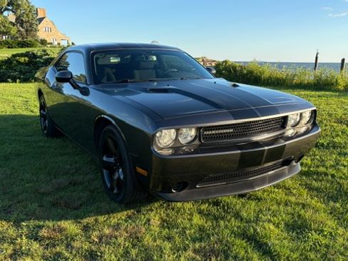Used 2013 Dodge Challenger SXT w/ Super Sport Group RWD image 4