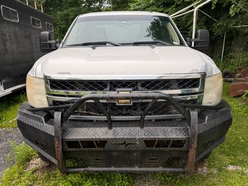 Used 2011 Chevrolet Silverado 2500 LT w/ Interior Plus Package image 2