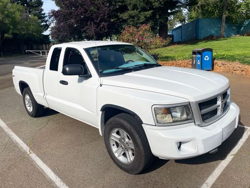 Used 2011 Dodge Dakota Big Horn w/ Skid Plate Group AWD/4WD image 2