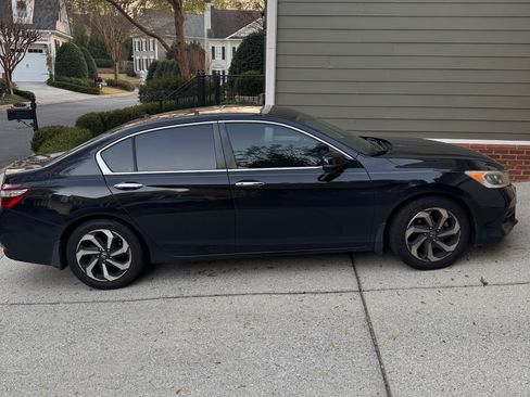 Used 2016 Honda Accord EX image 2