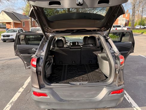 Used 2018 Jeep Cherokee Latitude Plus w/ Comfort/Convenience Group image 22