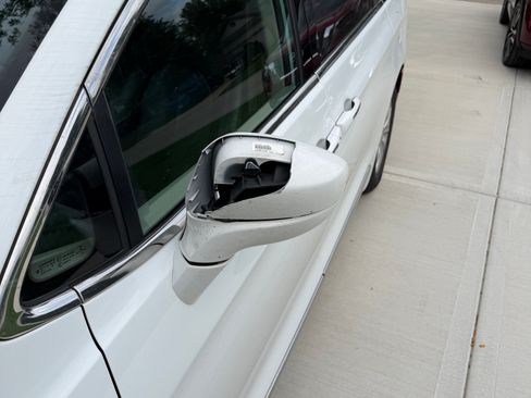 Used 2017 Chrysler Pacifica Touring-L FWD image 2