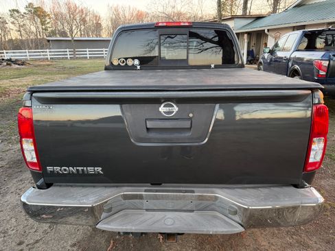Used 2015 Nissan Frontier SV image 5