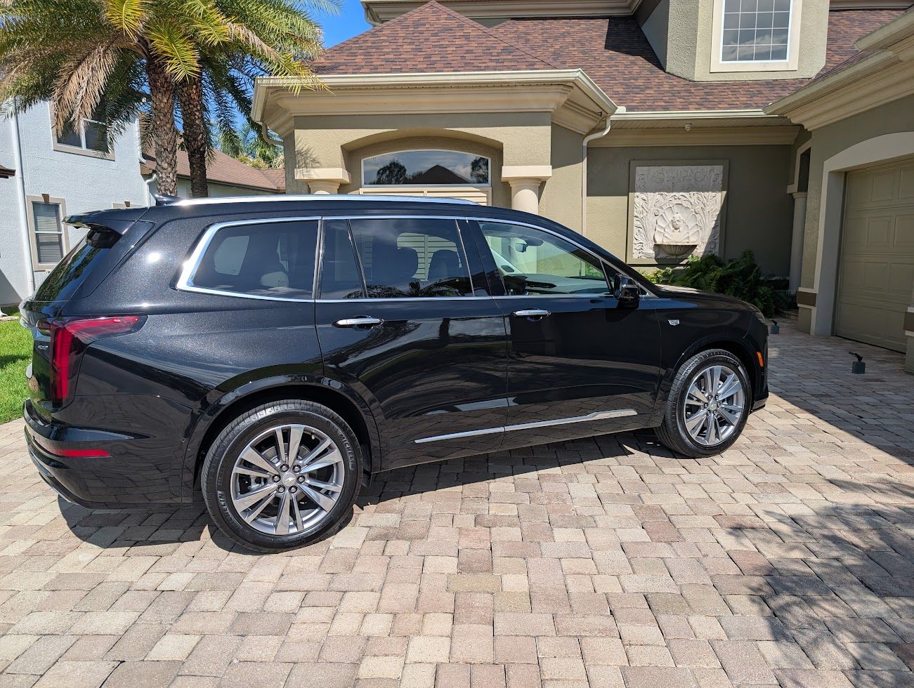 Used 2025 Cadillac XT6 Premium Luxury w/ Technology Package FWD image 1