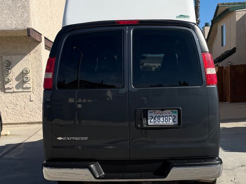 Used 2017 Chevrolet Express 2500 RWD image 3